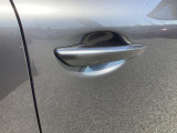 スマートキーを所持している状態でロックボタンを押すと、車両すべてのドアの解錠や施錠を行うことが出来ます。