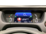 デジタル表示のスピードメーターとタコメーター、燃費やオドメーターなどの表示の他に、ホンダセンシング機能などの表示もできる多機能なマルチインフォメーション・ディスプレイです。