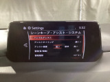 ハンドル操作をアシストすることにより車線からの逸脱回避を支援します。