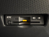 ETCカードを挿入することで高速道路を利用する際の支払いがキャッシュレスになったり、ETCスマートインターチェンジが利用できたり、とても便利なアイテムです!保証は修理保証のみとなります。