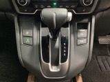 CVT車のセレクトレバーです。低速から高速まで、変速ショックのないスムーズな走りと、エンジン効率のよい領域を維持して燃費にも貢献します。サイドブレーキはスイッチ操作の電子制御パーキングブレーキです。