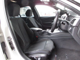 運転席・助手席に、シートの前後スライド、リクライニングを調整できるパワーシートを備えています。ドライバーに合せ最適なポジションが設定できます。