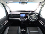 ステップワゴンeHEVスパーダの開放的な前方視界。視界広々で非常に運転しやすく、また全ての装備が適正配置されていて操作性に優れています。