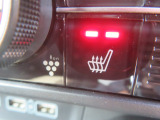 運転席と助手席にはシートヒーターを装備♪シートがとても暖かくなるため、冬期間のドライブに嬉しいアイテムです♪