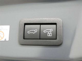 ワンタッチでバックドアが開閉。重たいバックドアも力いらずで開閉できる便利なパワーバックドア付きです!