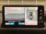 マルチビューカメラシステム搭載車です。お車の周囲を全方位でカバーします。後方・前方・両脇と、コンディションが悪い視界でもカラーモニターに映し出した映像がドライバーをサポートします。