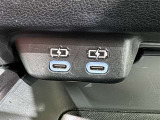 充電用USBポート付き。スマートフォンなどの充電に便利です。