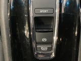 セレクトレバーの下に電子制御パーキングブレーキがあります。スイッチひとつで、停車した地点の傾斜などをシステムが検知・判断してブレーキ力を自動的に最適制御し、しっかり停車できるパーキングシステムです。