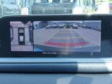 360度ビューカメラを搭載。4方の小型カメラの映像を処理し、車両真上からの映像に変換しています。