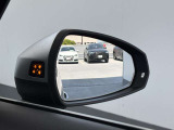●アウディサイドアシスト『後方の死角を並走する車両を検知しドアミラーの内側のLEDが点灯。ドライバーに注意を促し事故を未然に防ぐシステムです。』