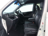 高いホールド性で運転姿勢が安定します。長距離ドライブでも疲れにくいのが魅力です。快適なドライビングライフをお送りください♪