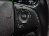 ◆アダプティブクルーズコントロール◆予め設定した車速内でクルマが自動的に加減速。前走車との適切な車間距離を維持しながら追従走行します。【LKAS】車線維持支援システムでステアリング操作を支援。