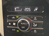 オートエアコンは温度を設定するだけで、自動で風量などを設定してくれます。運転しながら操作も必要ないので、安全性も向上します。