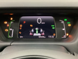 デジタル表示のスピードメーターとタコメーター、燃費やオドメーターなどの表示の他に、ホンダセンシング機能などの表示もできる多機能なマルチインフォメーション・ディスプレイです。
