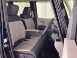 フロントシートはベンチシートです。ベンチシ―トは運転席と助手席の移動もスムーズ!狭い駐車場での乗り降りに便利です。