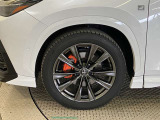 オレンジキャリパー(フロントLEXUSロゴ)装着でよりF SPORTらしい印象になっております。