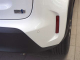コーナーセンサーを車の前後に装備。障害物との距離に応じて、警告音を変えてお知らせしてくれます。