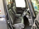 フロント広々、ベンチシートの運転席は、ハイトアジャスターが付いているので、快適にドライブができます。ハンドルはチルトステアリングで、ハンドル位置を上下に調節できます。