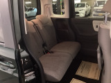 ホンダ車の低床ボディは、チャイルドシートへのお子さまの乗降や荷物の積載もスムーズ。足元もゆったりとしていますので、おくつろぎいただけます。