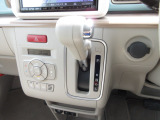 インパネシフトだから視線の移動も少なく足元もスッキリ。運転席もゆったりしているのでゆとりを持ってドライブできますね。