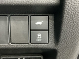 自動でリアゲートを開閉できる電動リアゲート、車がカーブの外側へ膨らんだり内側へ巻き込んだりする挙動を防止し安定した走行をサポートする横滑り防止装置付きです!