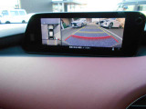 360&deg;ビューモニターでは前後左右4つのカメラ映像をさまざまな走行状況に応じて切り替えてセンターディスプレイに表示することで、駐車時や狭い道でのすれ違い時、見通しの悪い交差点進入時でも安心感を高めます