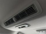 【 後席エアコン 】後席にもエアコンがついておりますので、車内全体を快適な温度に調節いただけます♪//