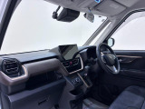 ダイハツのお店では、ダイハツ車を知り尽くしたプロフェッショナルが、専用の診断機器を使って各システムを点検しております。