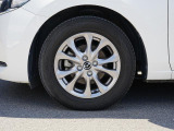 標準装備の純正15インチアルミホイール。タイヤサイズは185/65R15です。