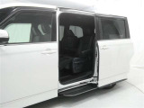 【両側パワースライドドア】両側パワースライドドア付きだから、狭い駐車スペースなどでの 乗り降りラクラク!小さなお子さまのいるご家庭には嬉しい装備。