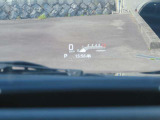 運転席にはヘッドアップディスプレイという装備がついていて、走行中にフロントガラスに、何キロで走っている等の走行に関する情報を照射してくれます。目線が前を向いたまま速度確認ができる装備となっています。
