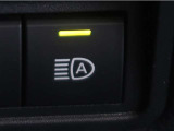 オートマチックハイビームとは、先行車や対向車のライトを認識し、ハイビームとロービームを自動で切り替える機能です。夜道の視界を確保します。詳細は販売店スタッフまでお尋ね下さい。