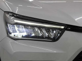 ハイビームで走行中、対向車を検知し操作することなく部分的に遮光する、ADB(アダプティブドライビングビーム)を装備。対向車に眩しい思いをさせることなく、ハイビームの視認性を確保します。