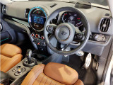MINIの内装はとにかく『円』に拘ったデザインコンセプトが一目で伝わってきます。これほど円形に拘った車は他に御座いません。伝統のデザイン、トグルスイッチなど遊び心のある内装で御座います。