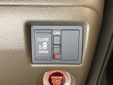 左側電動スライドドアは運転席からでも操作ができるように、ハンドル付近に開閉の操作スイッチが付いています。