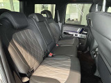 メルセデスのシートは少し硬めになっております。長時間の運転の際、適度な反発があることでお尻や腰の負担を減らす効果が御座います。