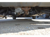 下廻りに大きなダメージは無さそうです。防錆塗装ノックスドールが施工されています。