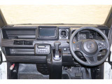 操作性に優れた運転席となります!小物入れや各ボタンの配置にこだわり、使いやすいです!座り心地もよく視認性も良好なのでロングドライブもお任せ下さい!