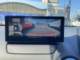 360&deg;ビューモニターでは前後左右4つのカメラ映像をさまざまな走行状況に応じて切り替えてセンターディスプレイに表示することで、駐車時や狭い道でのすれ違い時、見通しの悪い交差点進入時でも安心感を高めます