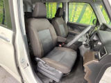 運転席まわりには十分なスペースがあり、大柄な方でもゆったり運転していただける環境です。