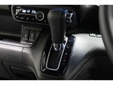 インパネシフトだから視線の移動も少なく足元もスッキリ♪運転席もゆったりしているのでゆとりを持ってドライブできますね!