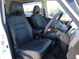 【シート調節】前後にスライドするだけでなく、シートの高さも調節することができます。広い視野や自身にあった運転姿勢を確保。快適で安全なドライブをお楽しみ下さい♪