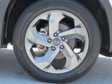 スーパーブラックハイラスター塗装の専用18インチアルミホイール。タイヤサイズは225/55R18