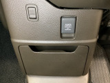 アクセサリーソケットはUSBのアダプターなどをつければ、スマホの充電にも使えます。周辺には物が置けるボックスがついています。