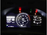 とっても見やすいメーターです。夜間時はラグジュアリーな気分にさせてくれる照明が魅力ですので、夜のドライブも楽しみになりますよ♪