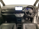 車内は光触媒抗菌消臭施工済です。スタイリッシュなデザインでスポーティなインパネ周りを演出します。グローブボックスやカップホルダーのほかにトレーなどたくさんの収納スペースが付いています。