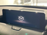 【12.3インチマツダコネクト】車内の雰囲気にマッチした大型ディスプレイ。スマホ接続でのナビ使用やBluetooth再生等、様々な機能が楽しめます。直感的なダイヤル操作が可能で、使い勝手も良好です。