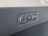 ラゲッジ左側に、家電製品に対応できる100V AC電源(1500W)も装備。リッドがついて、ほこり予防にもなります。