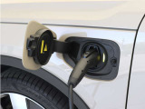 コンセントタイプ3kWやウォールボックスタイプ6kWの充電器を用いてご自宅で簡単充電。一般的な家庭用200V交流充電ケーブルでは約8時間で80%まで充電!1時間あたり7~14kmを走行できる電力を充電