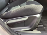 運転席にはドライバーの体型や好みに応じて前後方向だけでなく、高さの調整ができるシートリフターを装備!